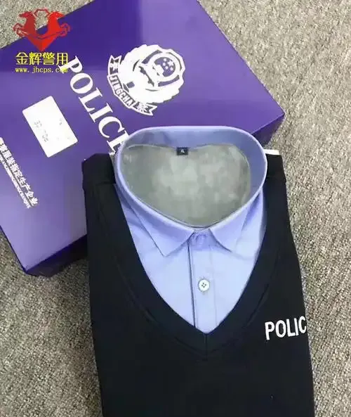 警察蓝色内穿衬衫和普通衬衣差不多,领口上没有领花标志,只是在左