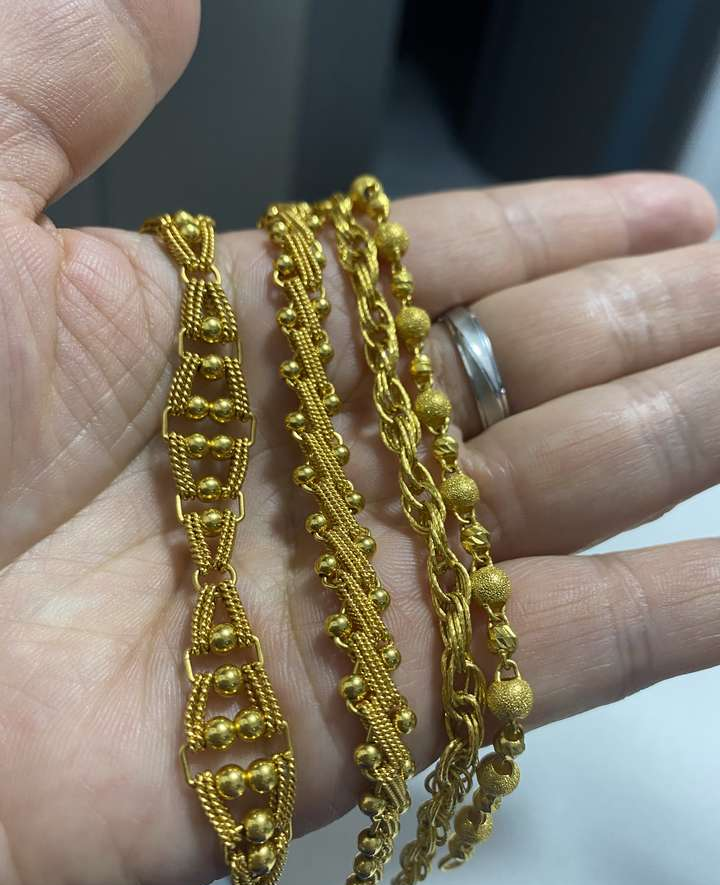 金镯子,圈口大的容易走样,戴着戴着就变形了