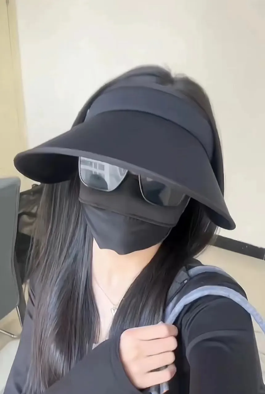 我还没见过她真面目   每天都是帽子,口罩一套