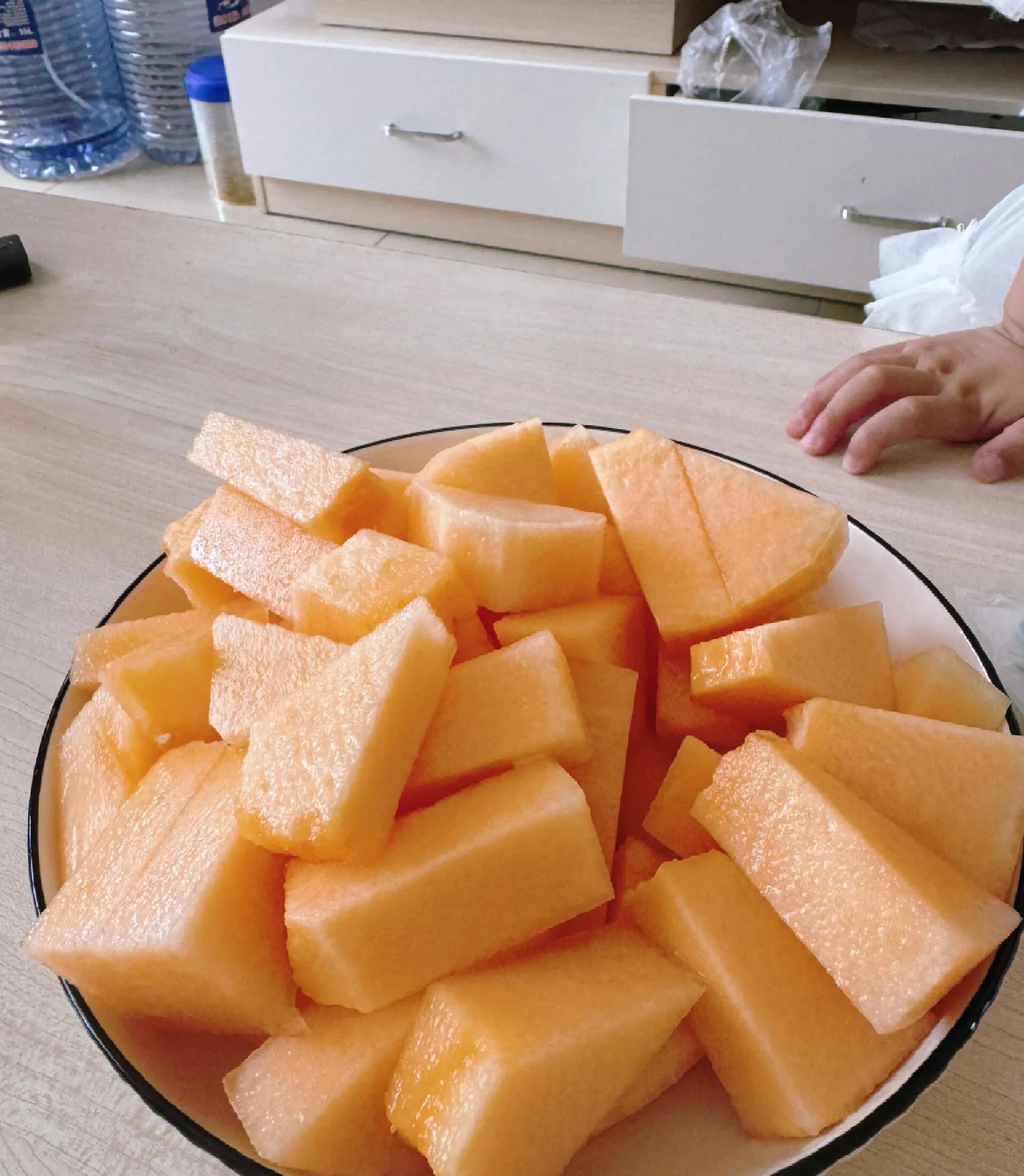 今天买了个超大哈密瓜,切成块满满装了一盘子,想着全家一起吃