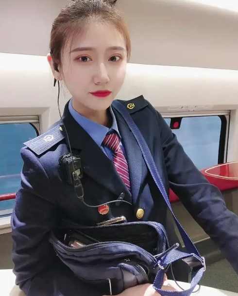 笔挺的制服,精致的配饰,展现着职业风采