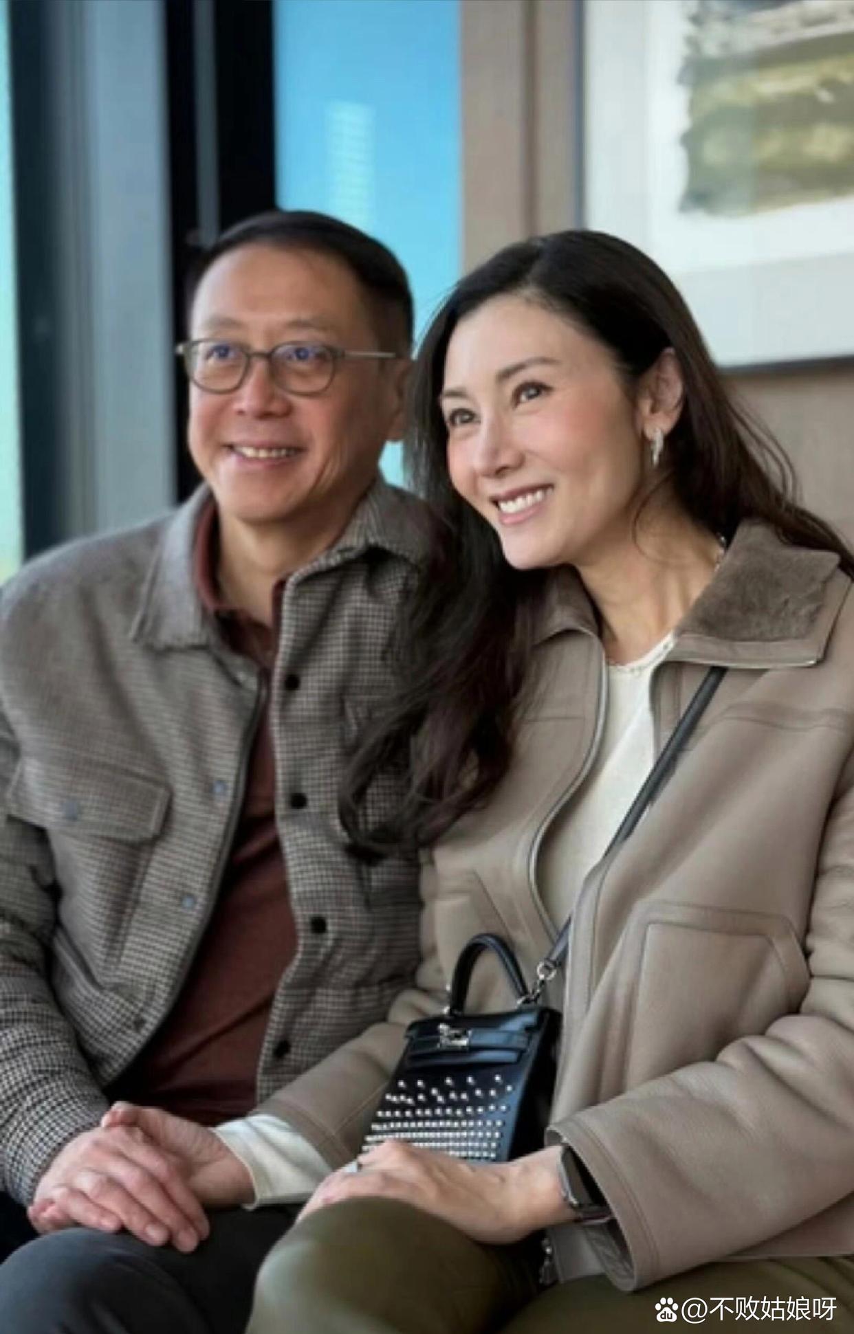 富婆李嘉欣在情人节那天晒了她和老公许晋亨的合照 俩人看着就是那种
