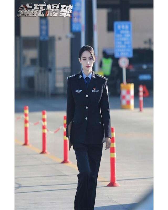 前港产三级片女星晒九头身警花制服照,自揭父亲曾任法官,家世显赫!