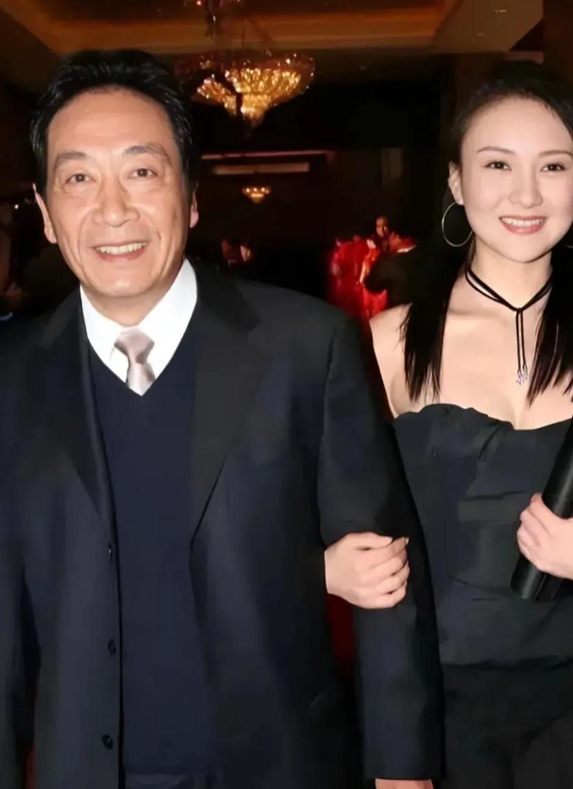 婚后,妻子退出演艺圈,王奎荣71岁时妻子还为他生下一女