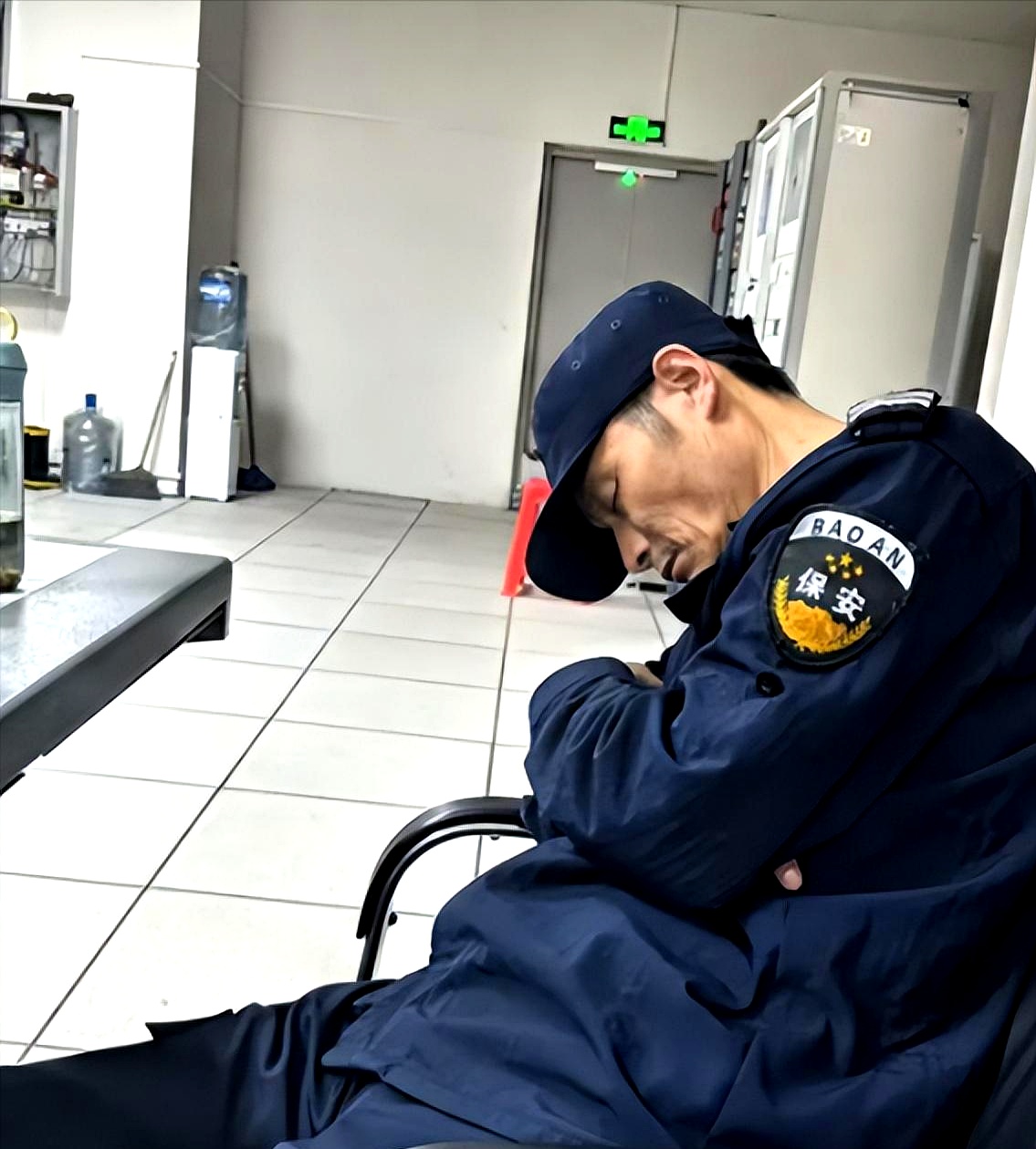 "2024年,广东清远,一位60岁的大爷在保安岗位工作三年,期间从未出错