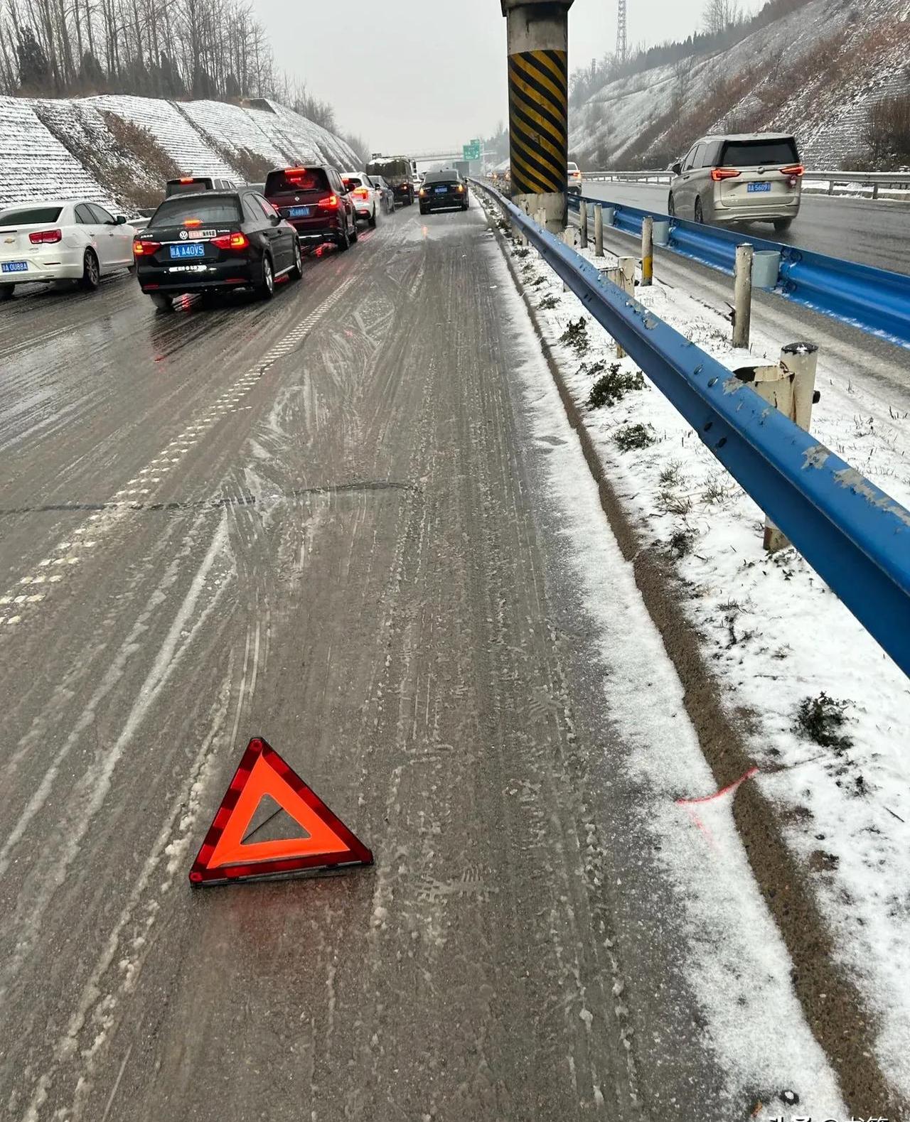 今天在洛阳高速上,大雪天又堵车,本就心烦