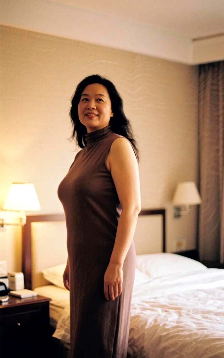 颜色不甚鲜明,倒像是被茶水浸染过的宣纸,洇出些深浅不一的纹理来