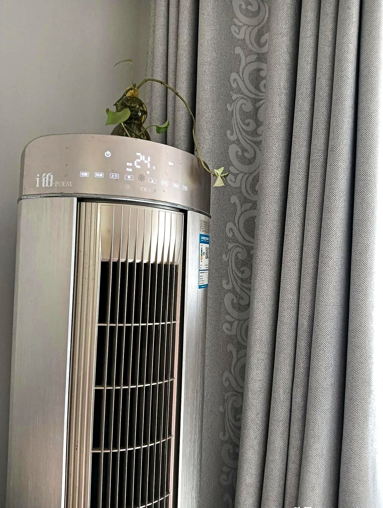 他一进门就先关窗,接着打开空调对