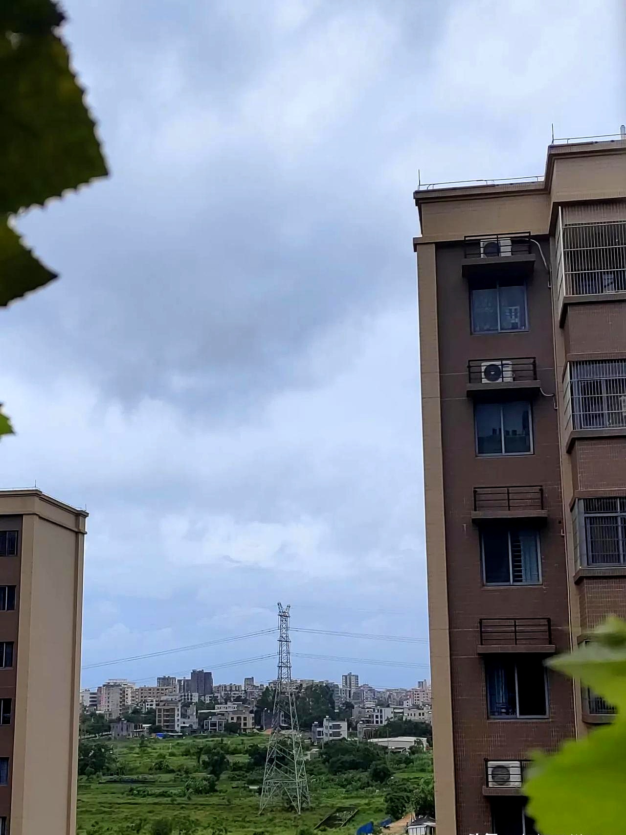 周五雷州停课了但上午天气很平静
