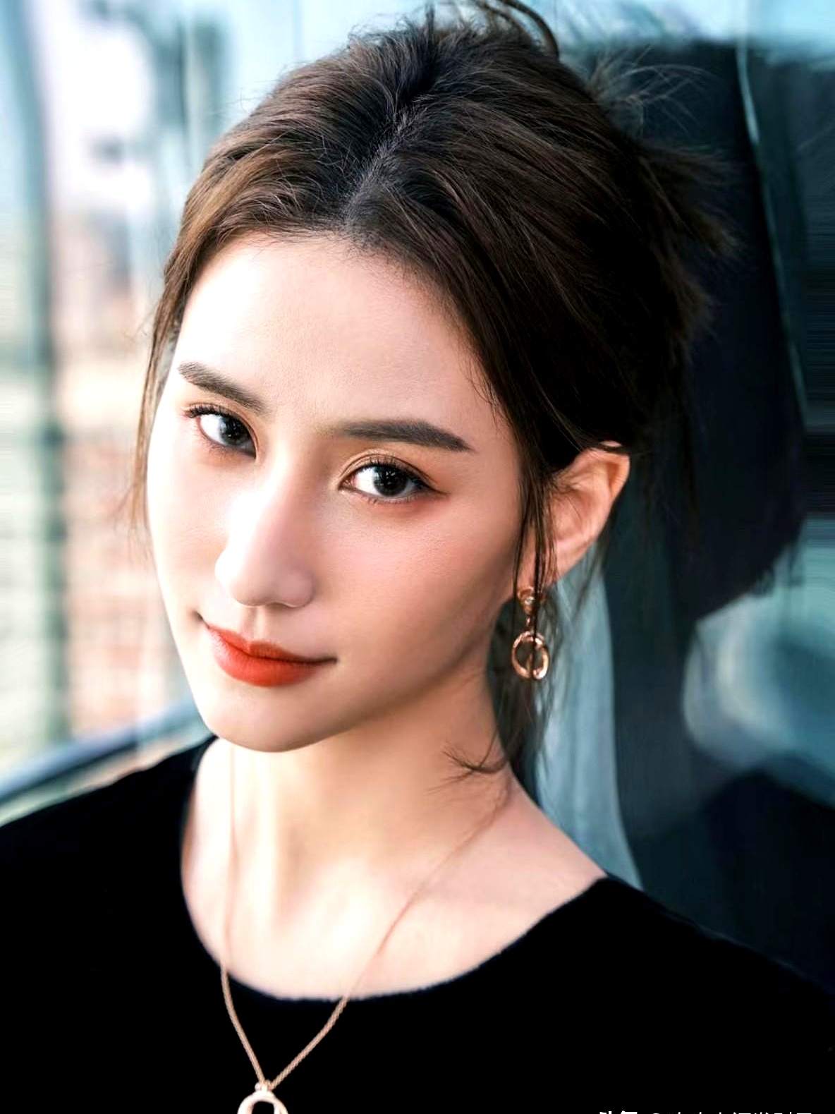 大家不要再猜测了 何超莲不会与窦骁离婚 这与感情深浅无关,主要是何