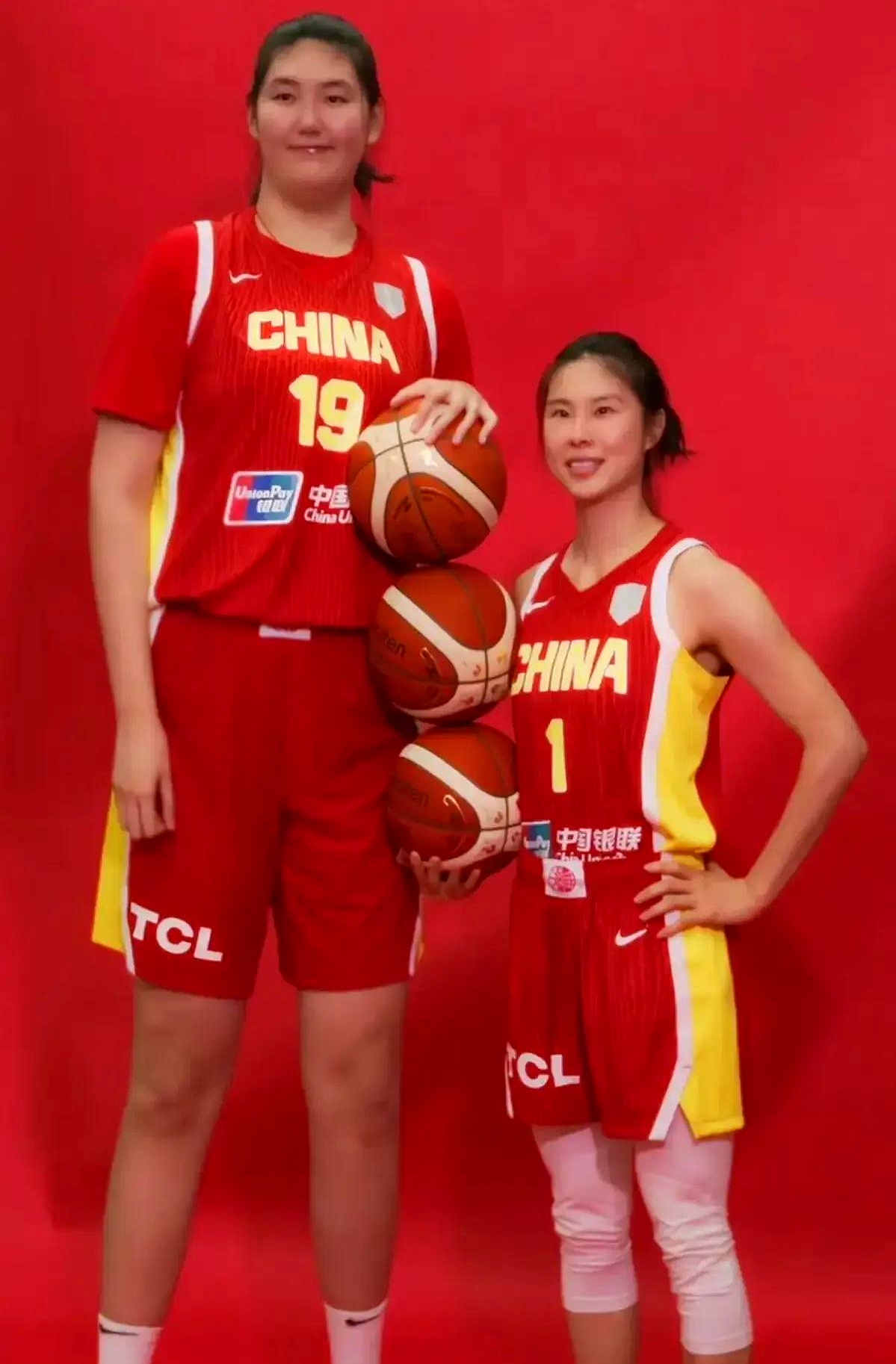 黄思静一直是中国女篮的场上核心她身材高大视野开阔思路清晰