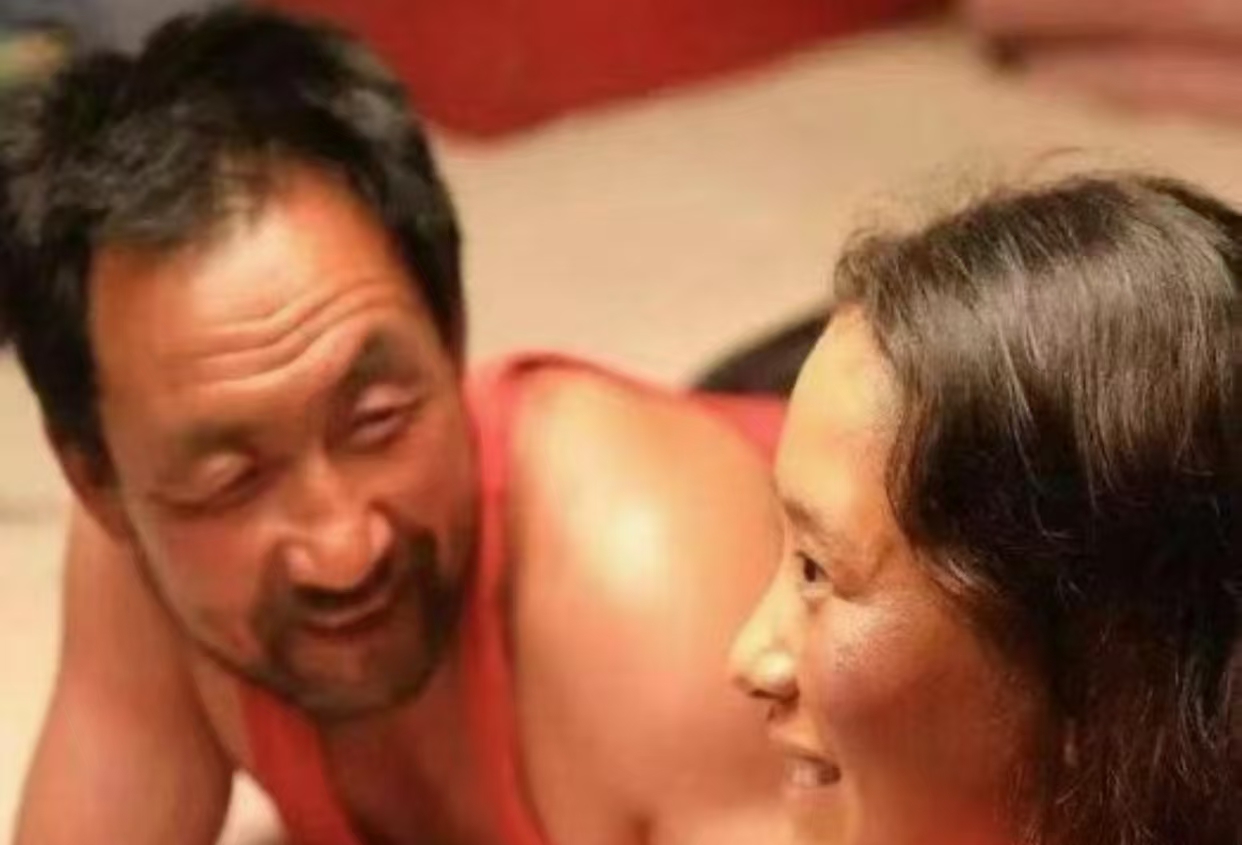 " 网友们看完也是纷纷调侃老男人与小女生亲热图以前农村亲热横图小伙