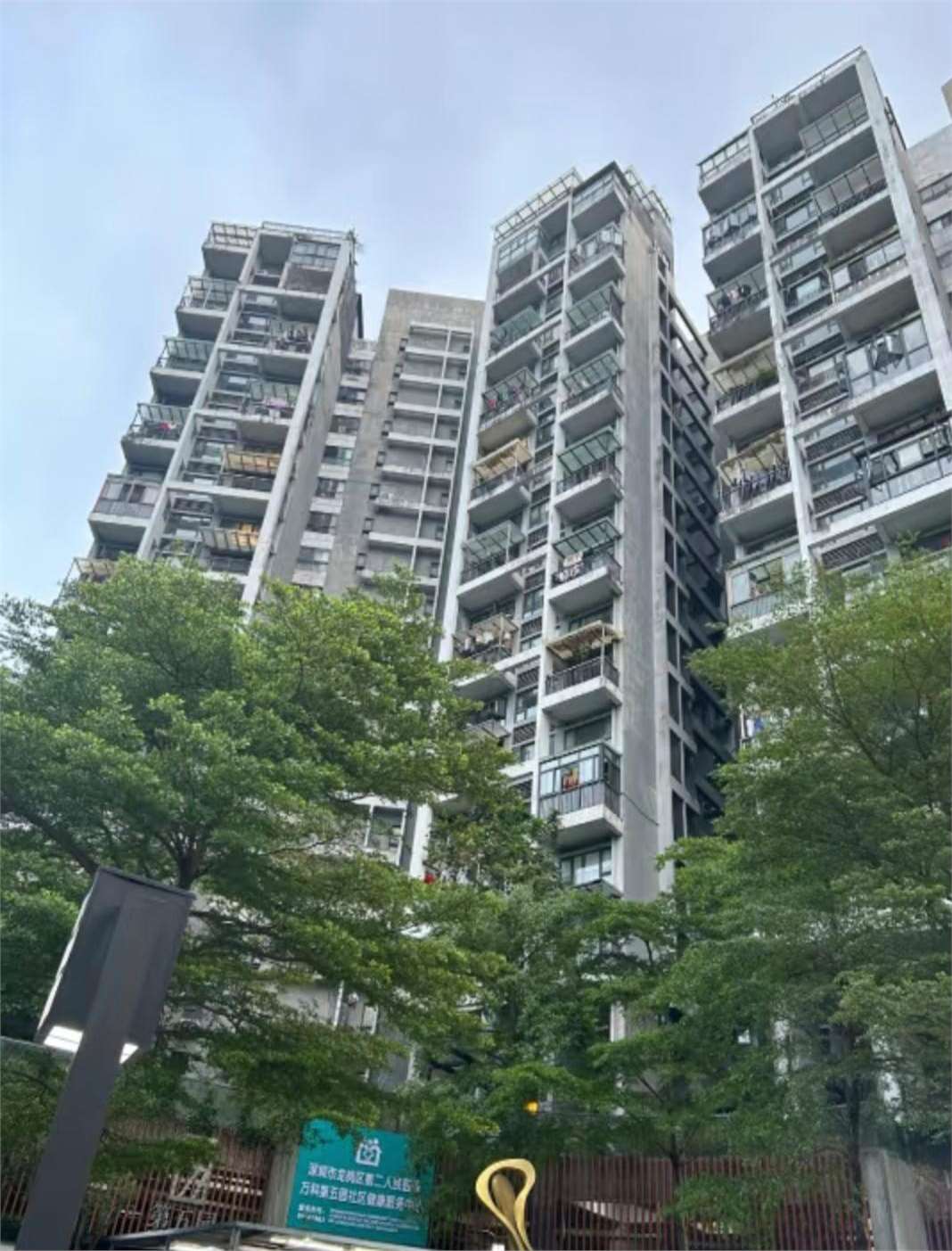 就像老姜,辛苦打工20多年,在深圳龙华花600万买房