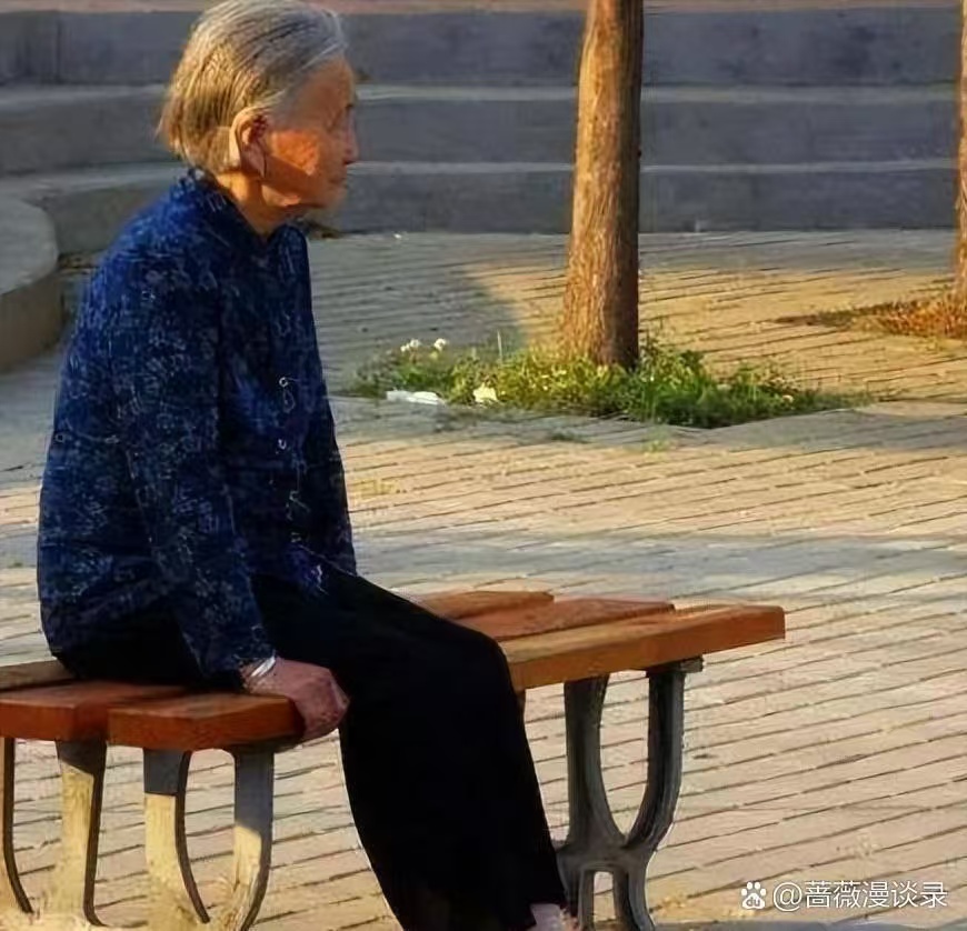 一个月前他家的老太太突然住进了医院的重症监护室.待了三周的