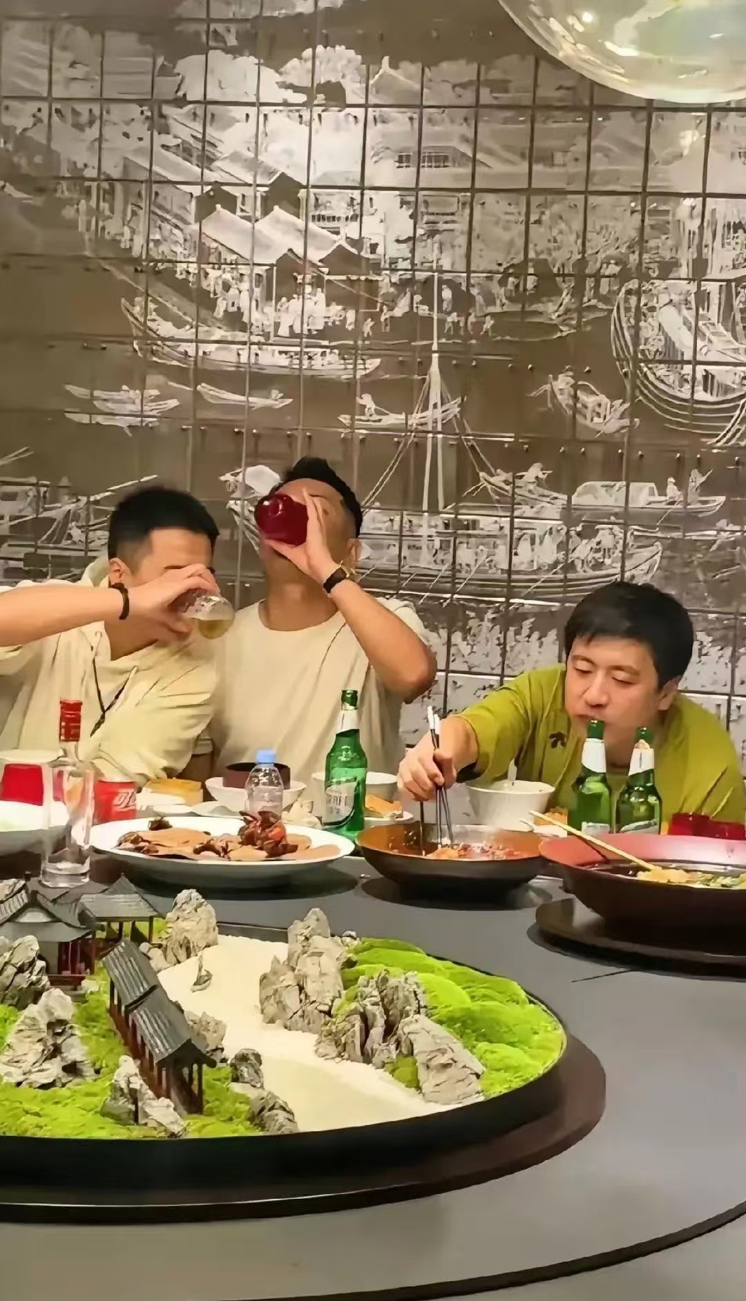 照片跟男人吃饭的图片跟十三个老板吃饭图片和男人吃饭的图片领导饭局