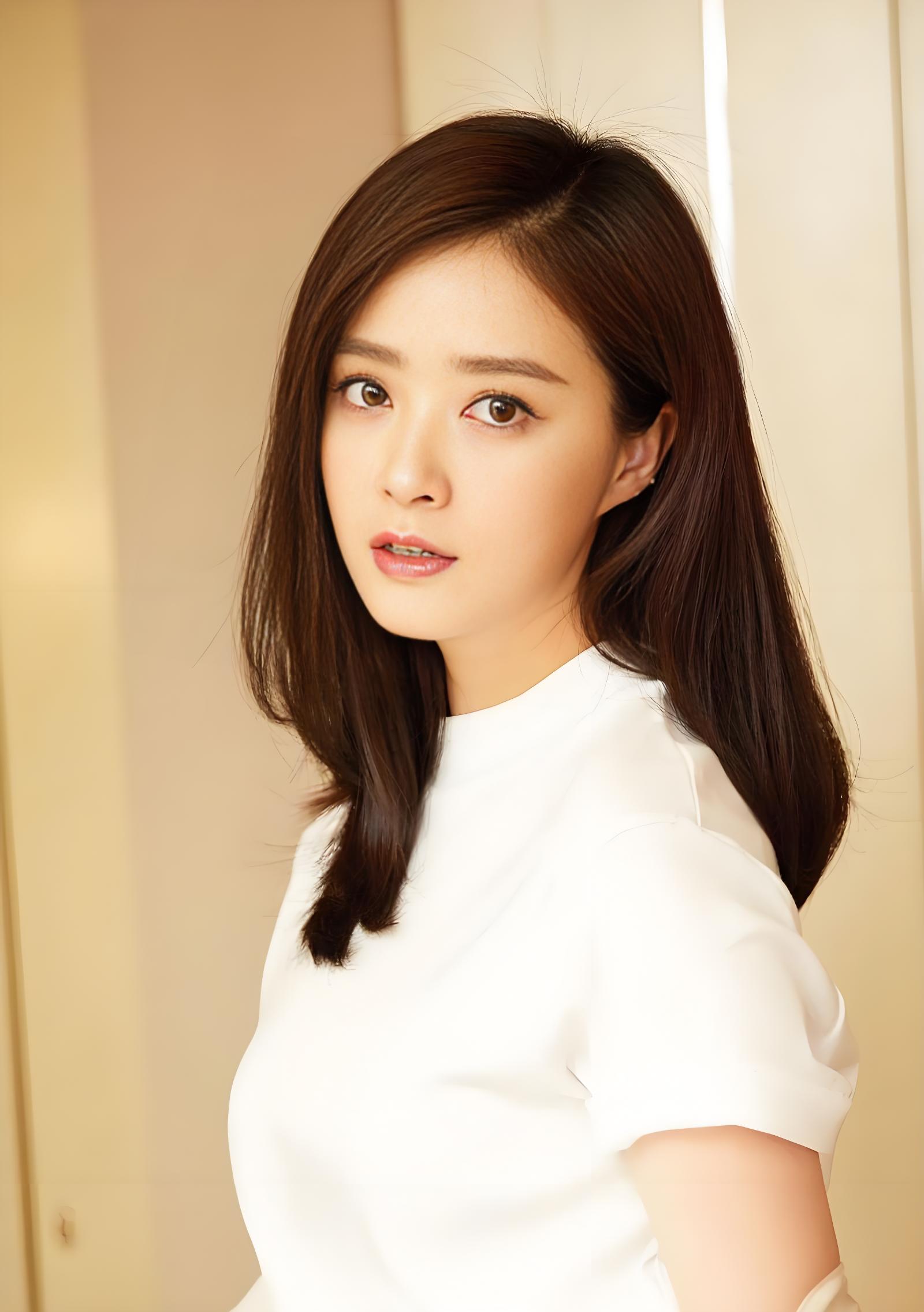 1991年,年仅8岁的蒋欣开启演艺生涯,在《坠子皇后》中担任主演,展现