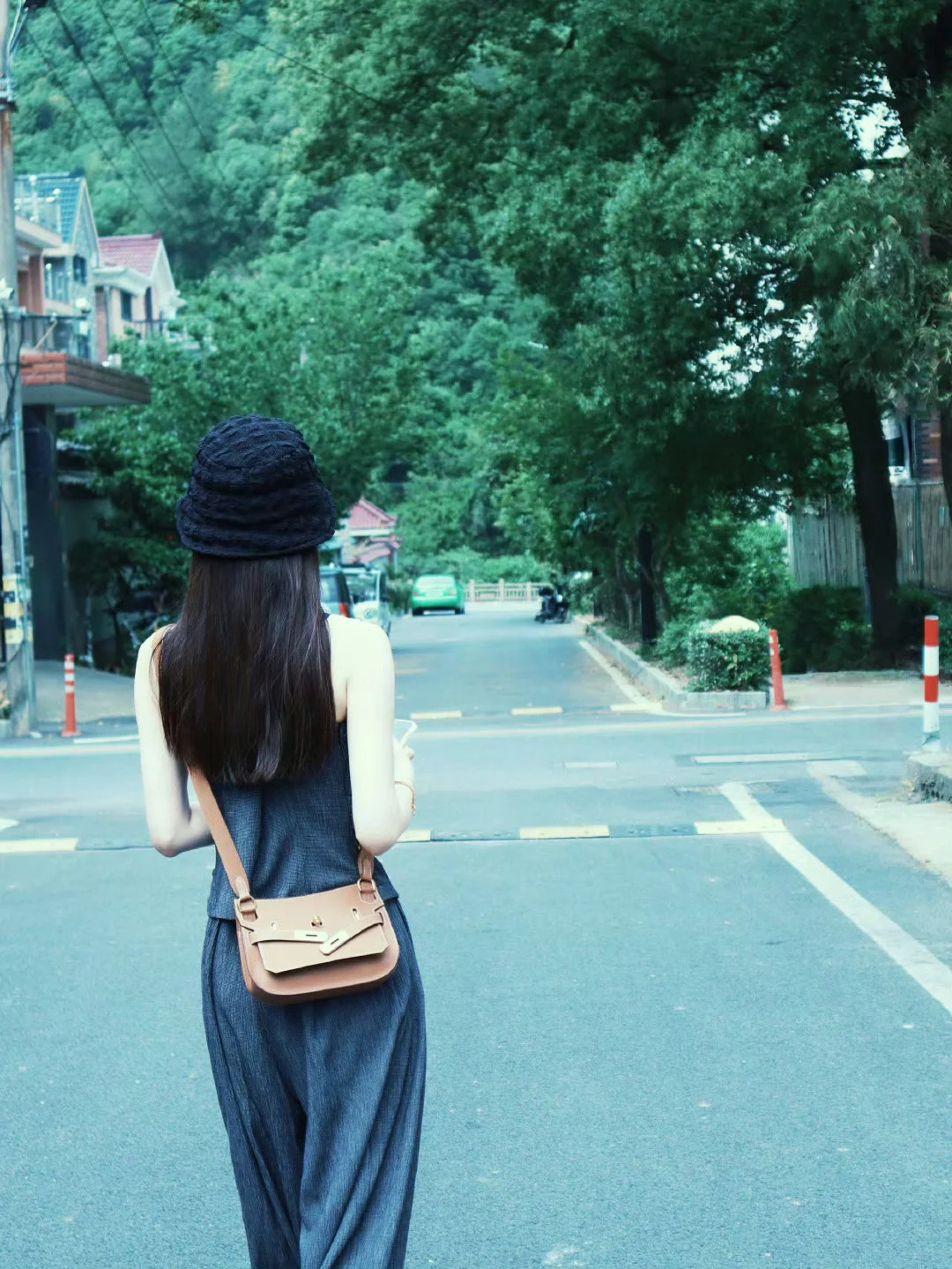 宋槟L 背影长发美女坐车里背影文艺背影照片图片身靠车的女生背影