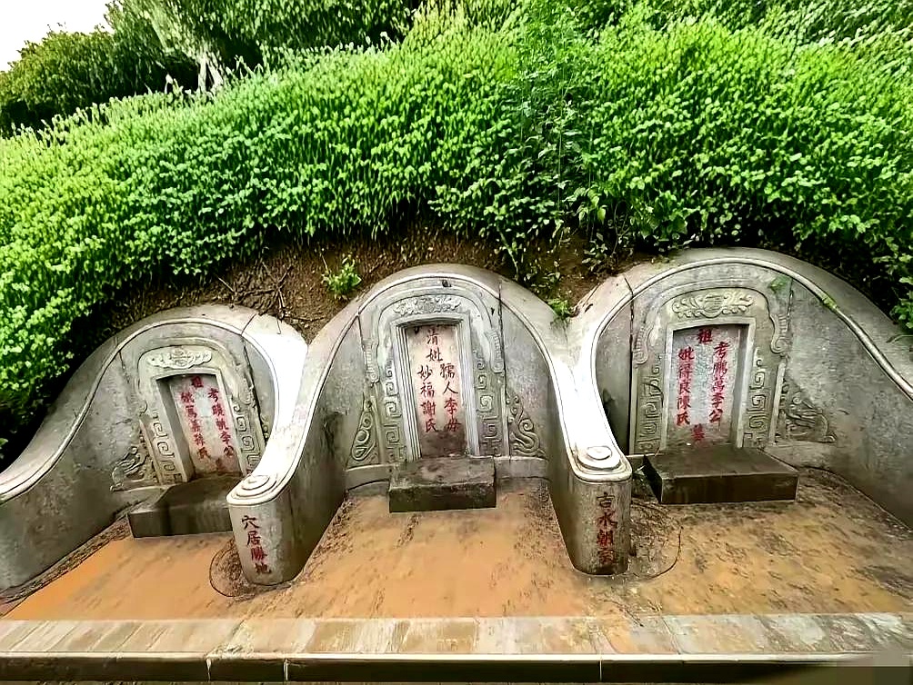 李嘉诚的祖坟,位于潮州市潮安区莲花山脉的铜鼓嶂顶,坐拥得天独厚的