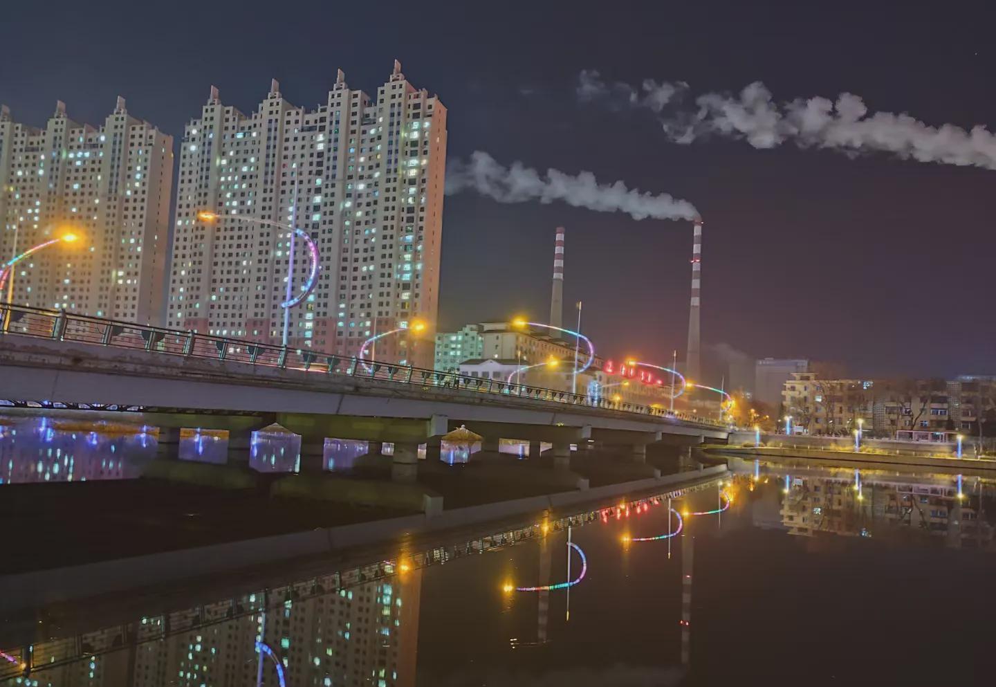 我曾漫步在阜新的校园里,看着斑驳的教学楼,回想它曾经的辉煌