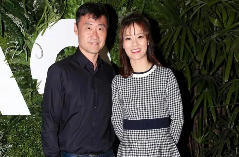 十二年前的张伟丽,幼儿园教师,肤色白皙,面容姣好