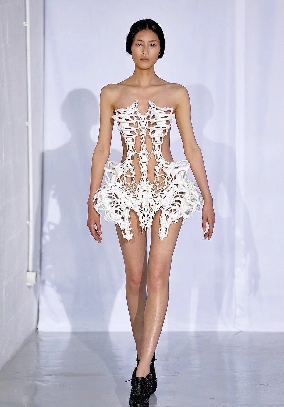 刘雯这次走秀真是太棒了,自信从容,每次看她的秀都有种被激励的感觉