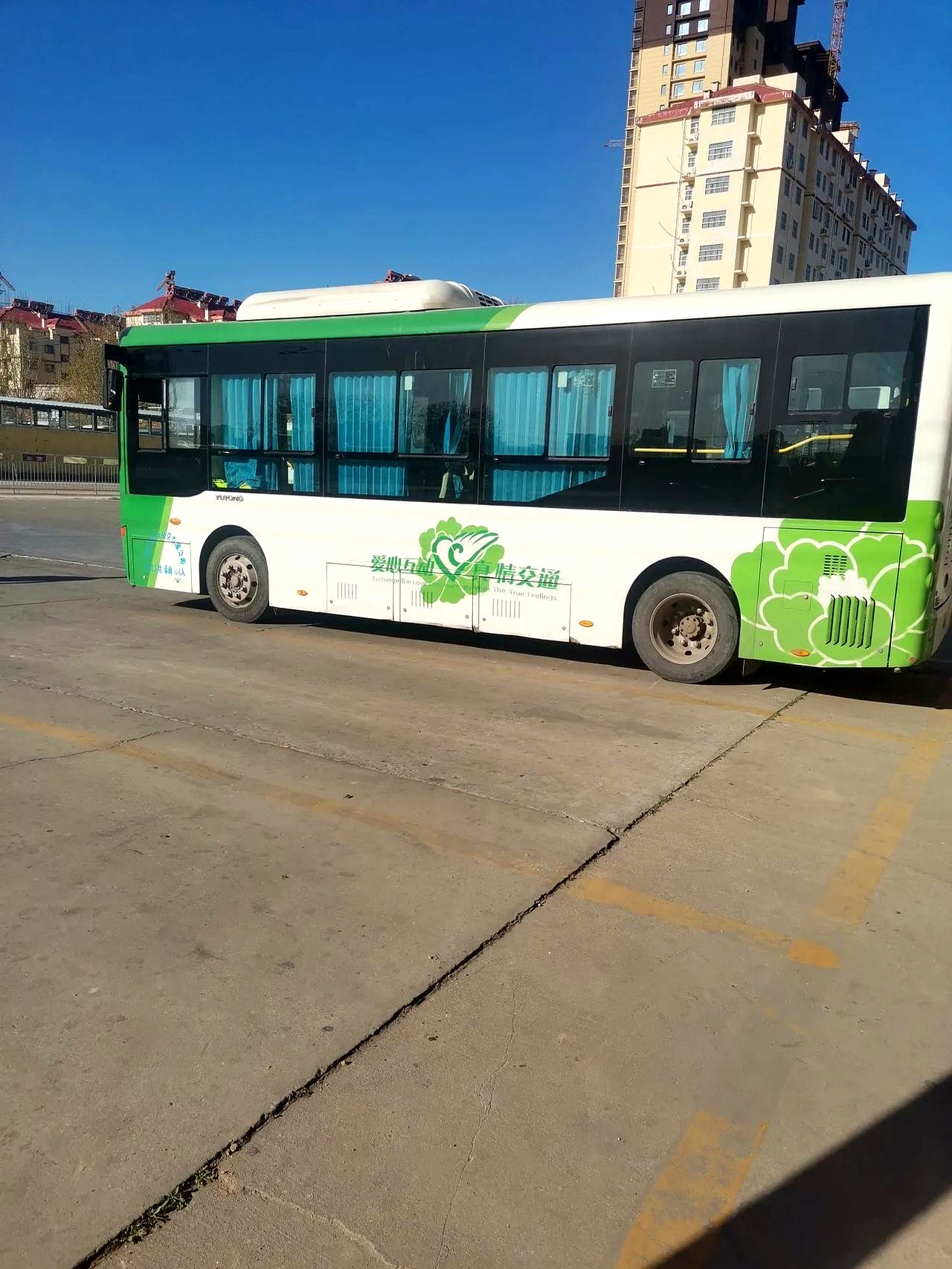 今天乘坐公交车,有一位四十多岁的妇女,一手拿着铁锹,一手拿着一袋纸