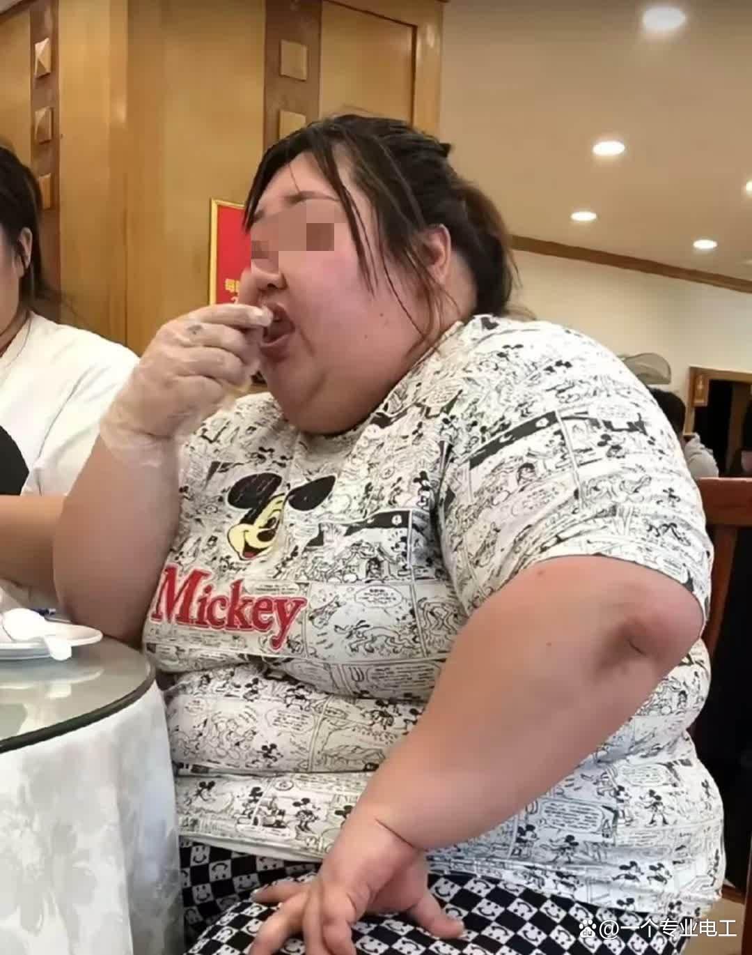 胖妞这是把自助餐吃出了自助餐老板的心理阴优宙づ置 照片300斤胖妹