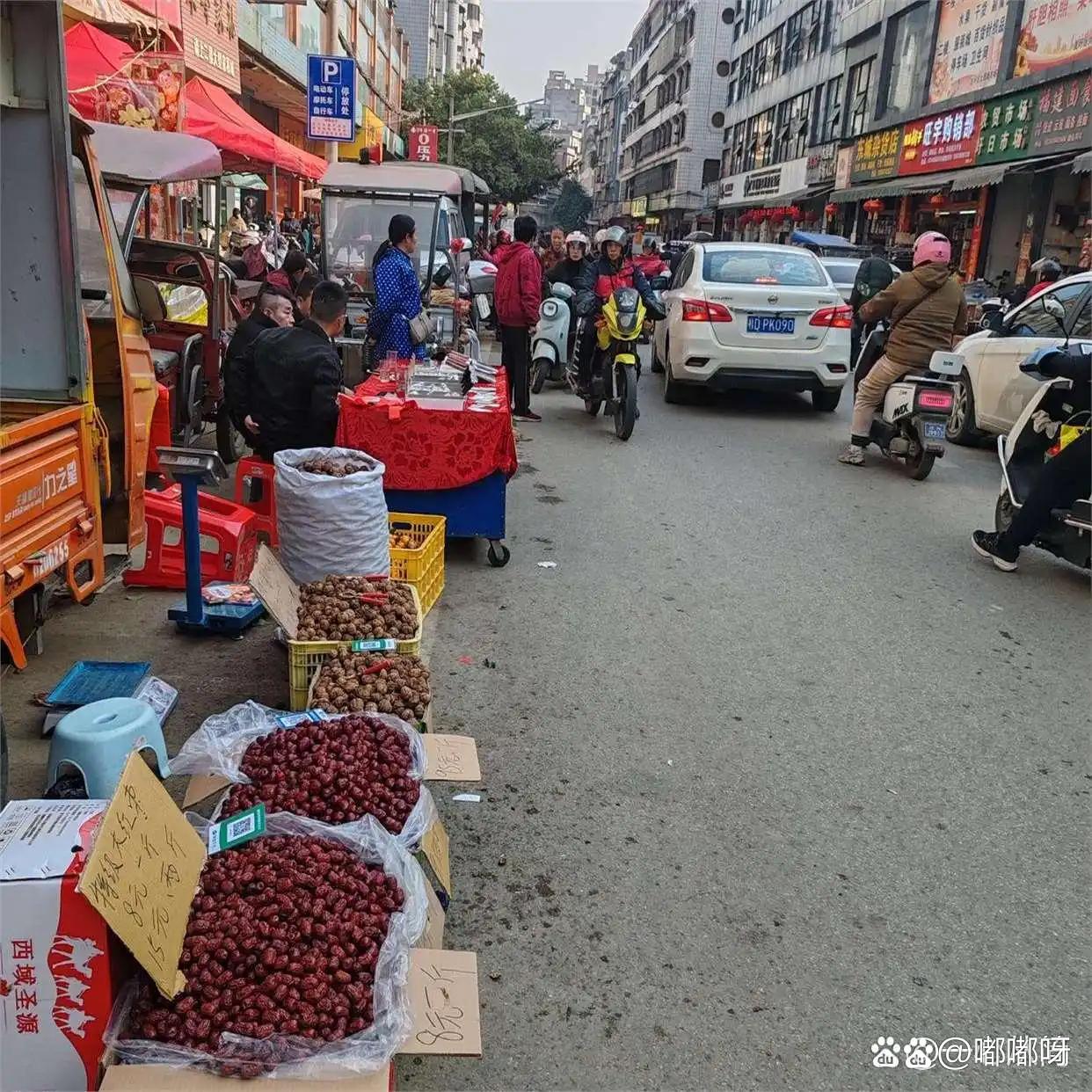 摆地摊赚千万的人(摆地摊挣了100万)