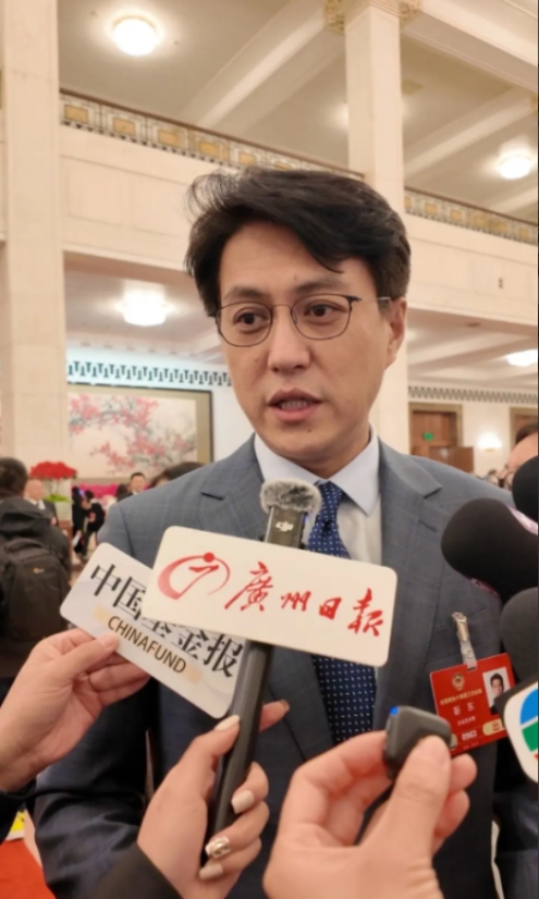 两会期间最扎心的提案,竟是靳东所提:"60岁以上老人有三亿多,如果国家