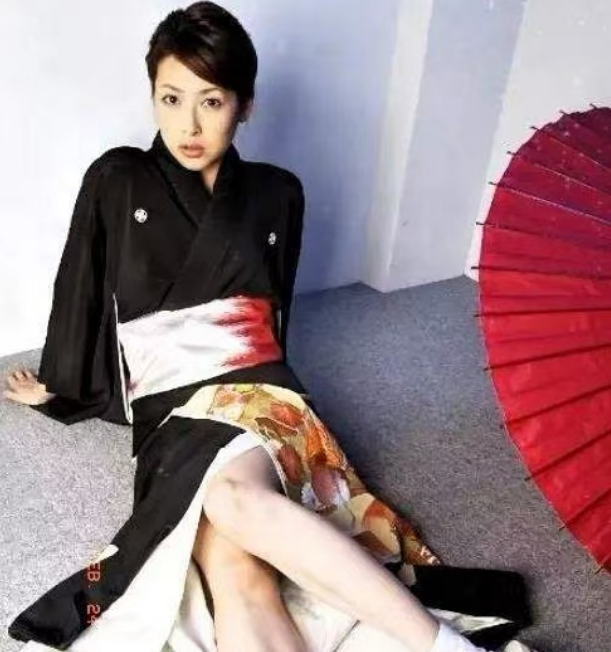 在日本,很多女性出轨,比例有49%.很多老公根本不管