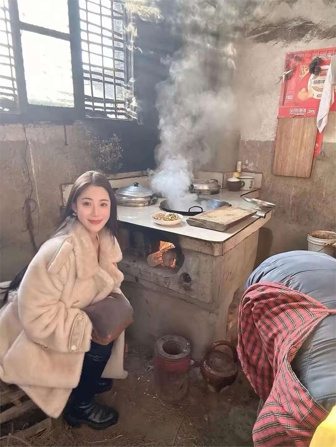 换身衣服吧,这灶堂可是烟火旺哈,熏着,烧着都不好吼!