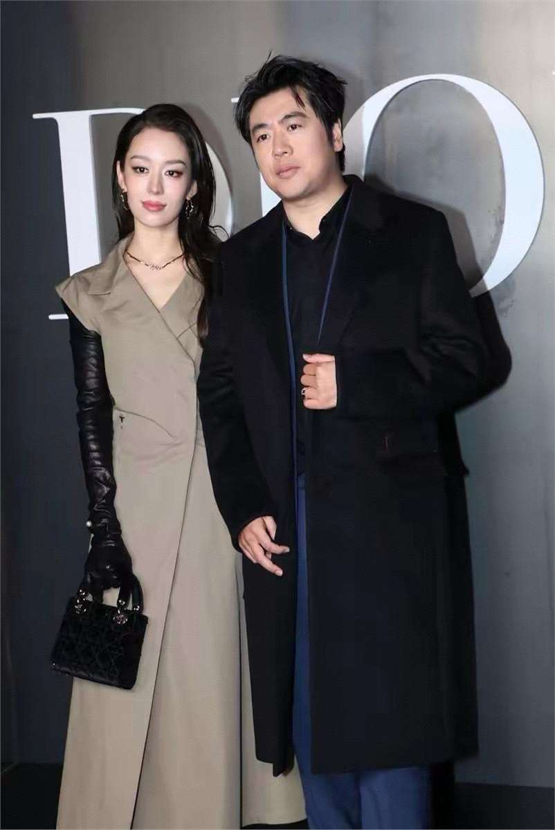 郎朗和吉娜夫妇现身dior 2025秋冬巴黎男装周秀场,二人造型时髦,气场