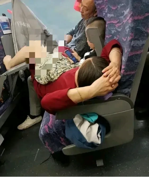 在车上搞母亲(全)