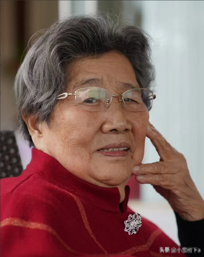 姑妈马俊之从小参加革命,随军南下四川,作为华西建校的功勋,毕生致力