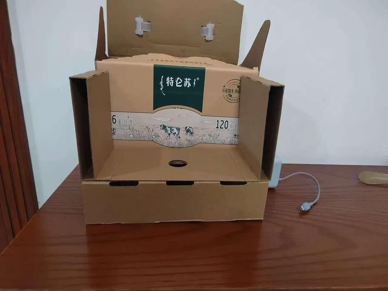 纸箱牛奶箱开启特仑苏牛奶包装箱底图片空牛奶箱子牛奶箱子打开图片