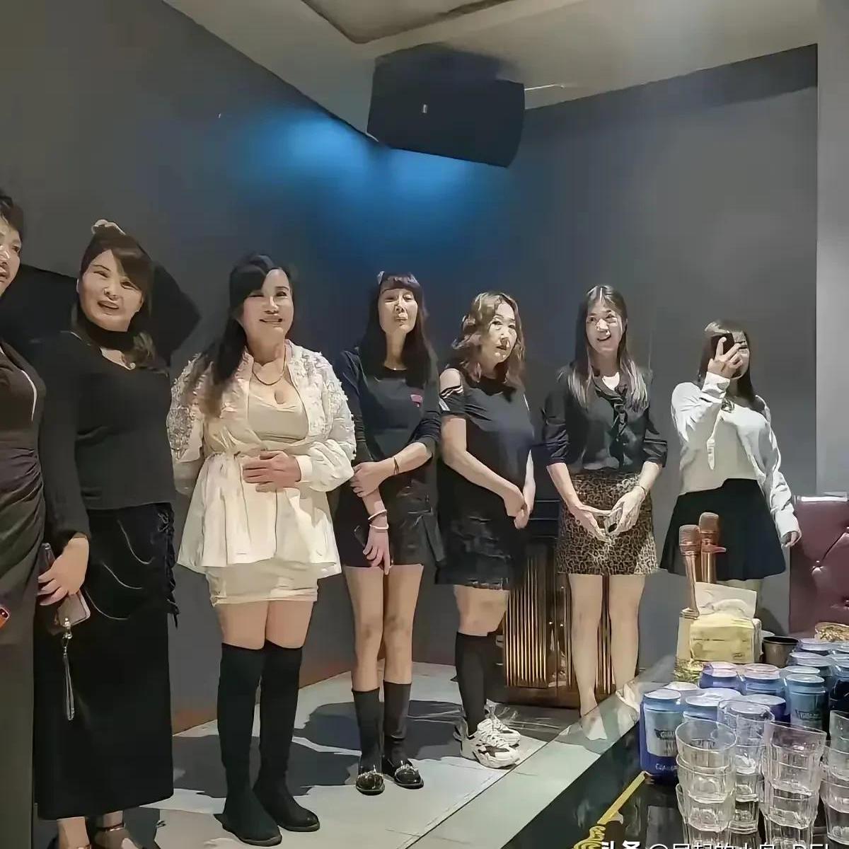 朋友叫来了十几个"小妹"陪唱,原以为能活跃气氛,谁知一进门,我们都