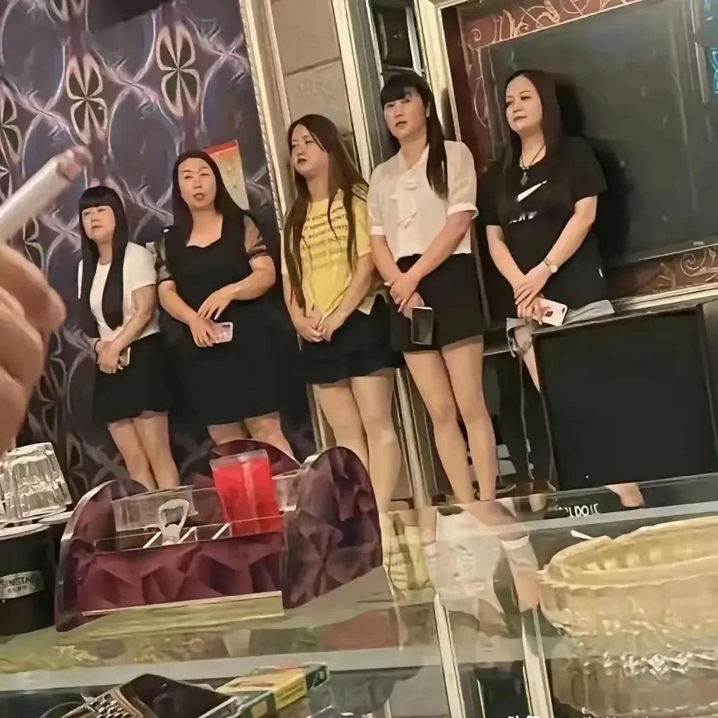 朋友叫来了十几个"小妹"陪唱,原以为能活跃气氛,谁知一进门,我们都