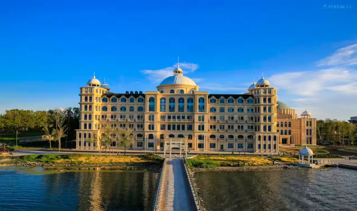 距离北京不过300公里,开车四个小时就到,270块钱订的酒店标准间,房间