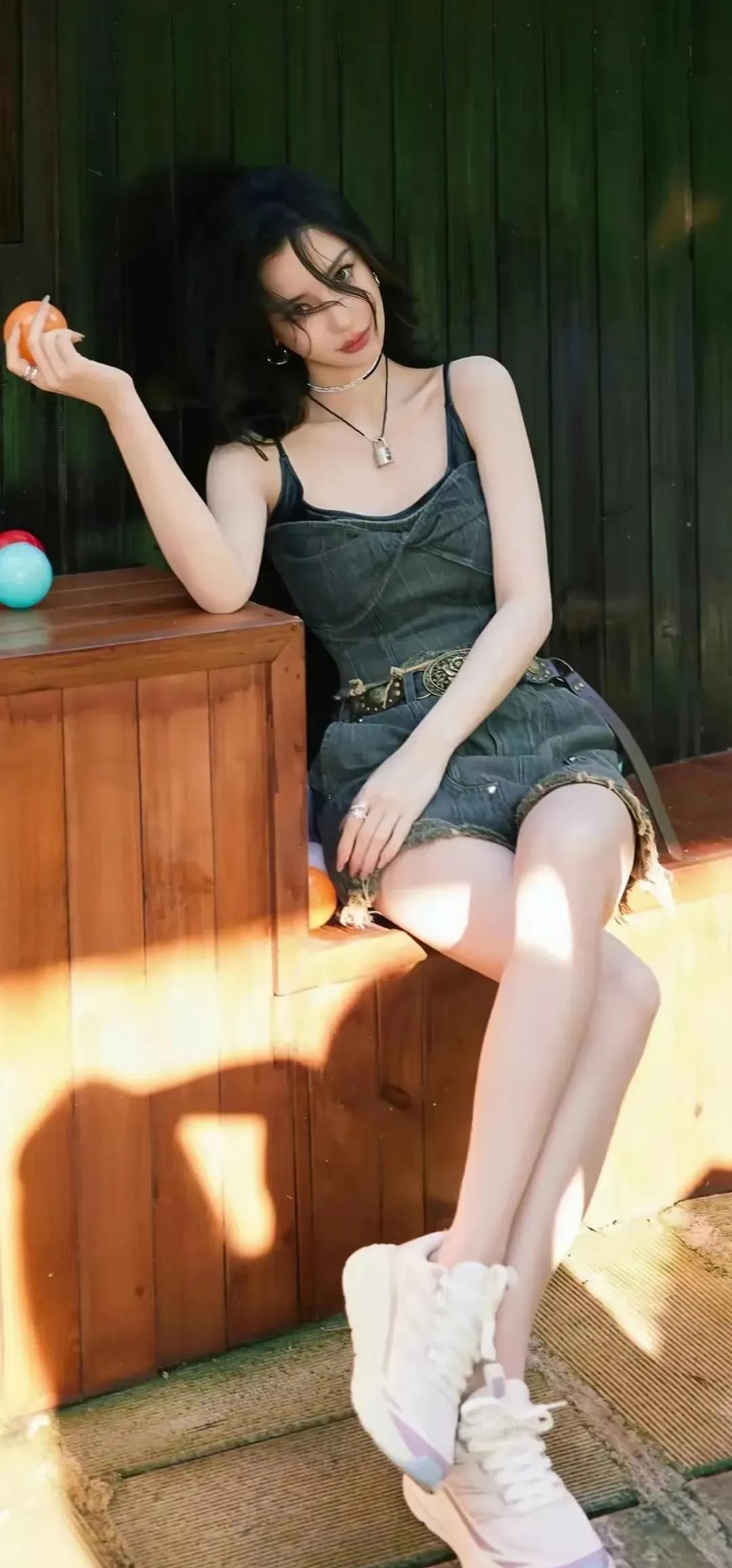 走路,杨颖牛仔裤杨颖牛仔裤图片杨颖紧身裤街拍听说很好吃杨颖穿搭