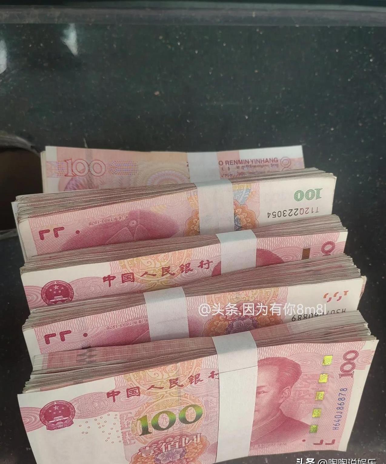 走进银行,四周是忙碌的身影,几个老年人在柜台前