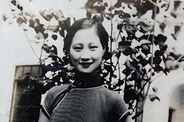 23岁的孔令侃,与40岁的白兰花,在床上相拥而眠,情欲过后,白兰花突然坐