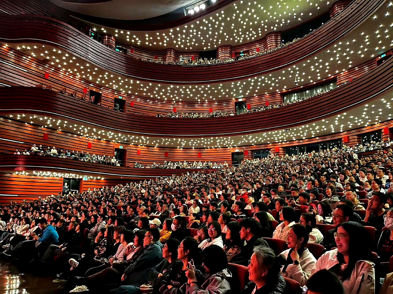 谁说相声行业不景气了!这满满当当的观众席难道是假的吗?