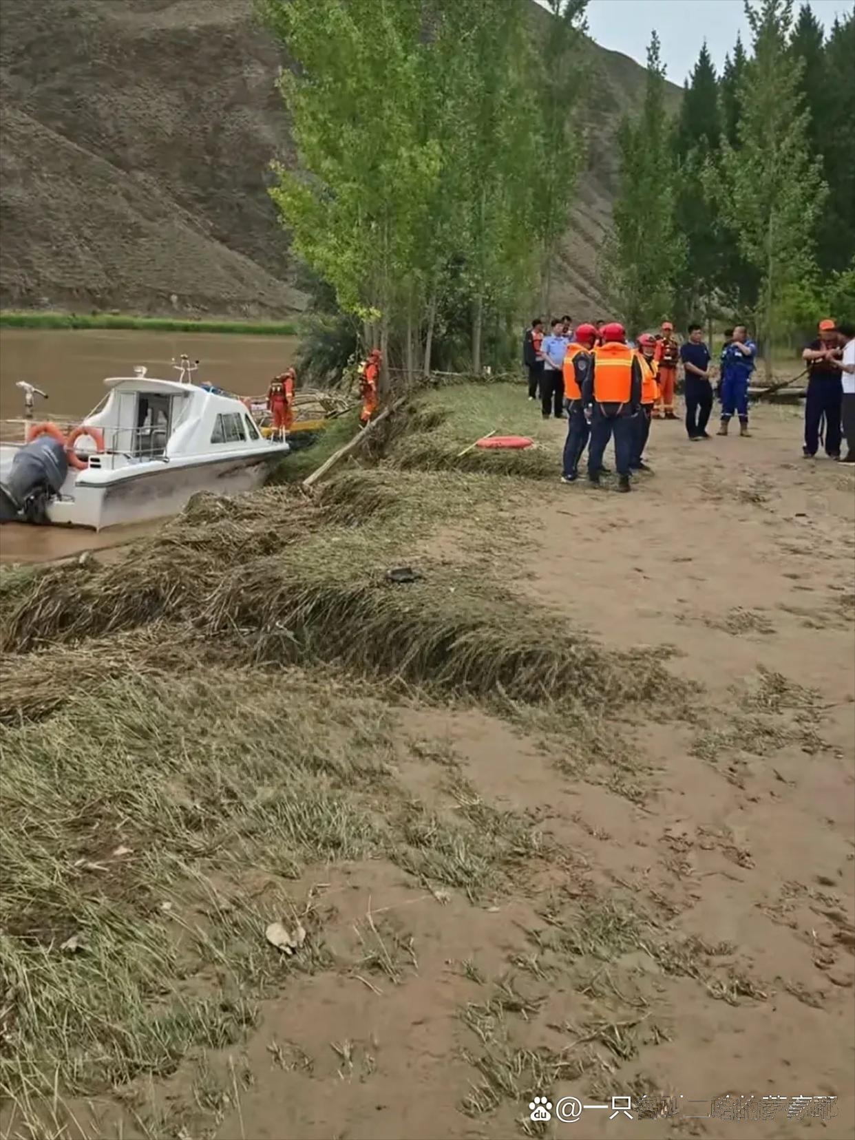 男子带着小儿子好不容易自救,接着赶紧爬上高速报警