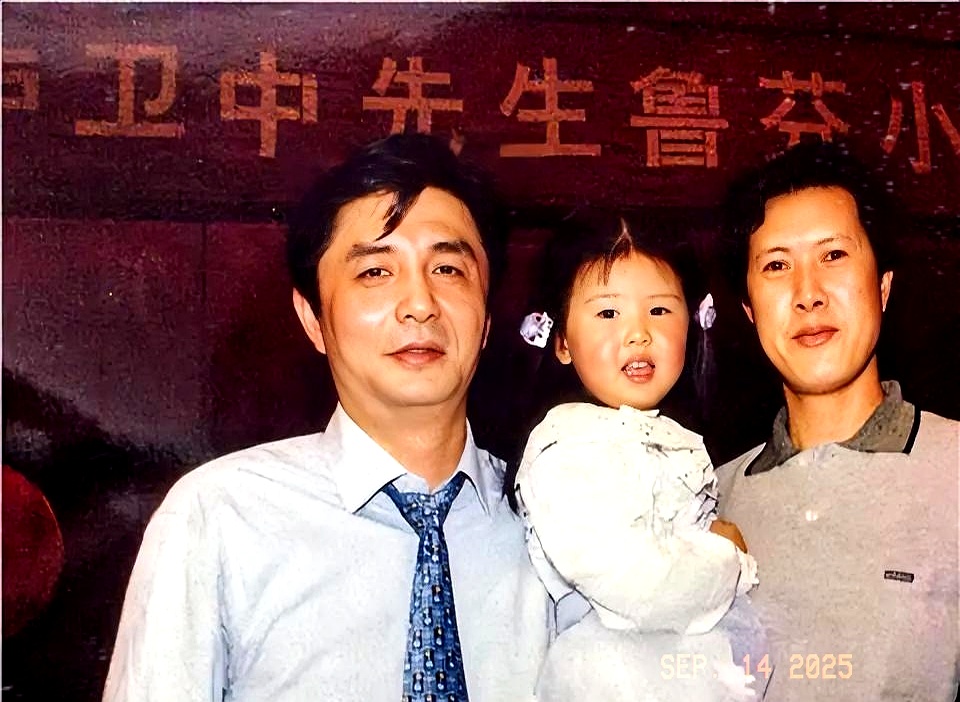 定格了前中国男排主帅汪嘉伟与他的老队友张友生,以及张友生的女儿