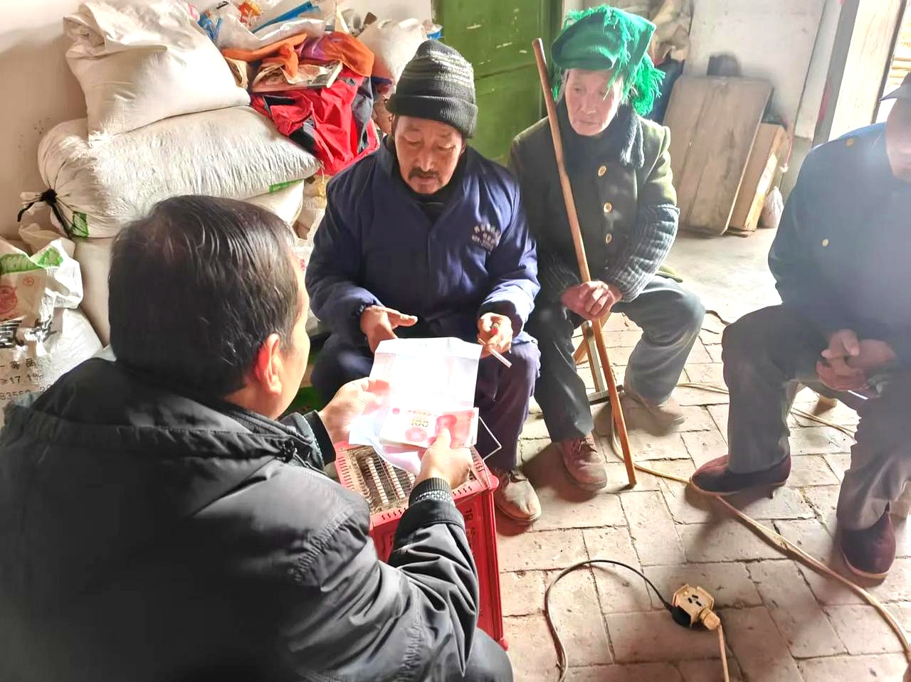 商洛市商州区黑山镇的张光辉,于正月初一给叔父砍树时,不幸被树砸死