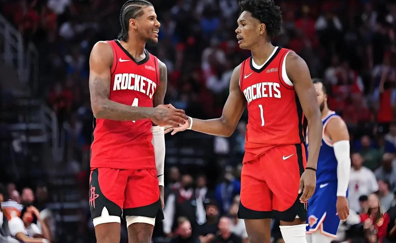 相反奥利尼克对于火箭依赖整体进攻的球队简直是如虎添翼,之前在火箭