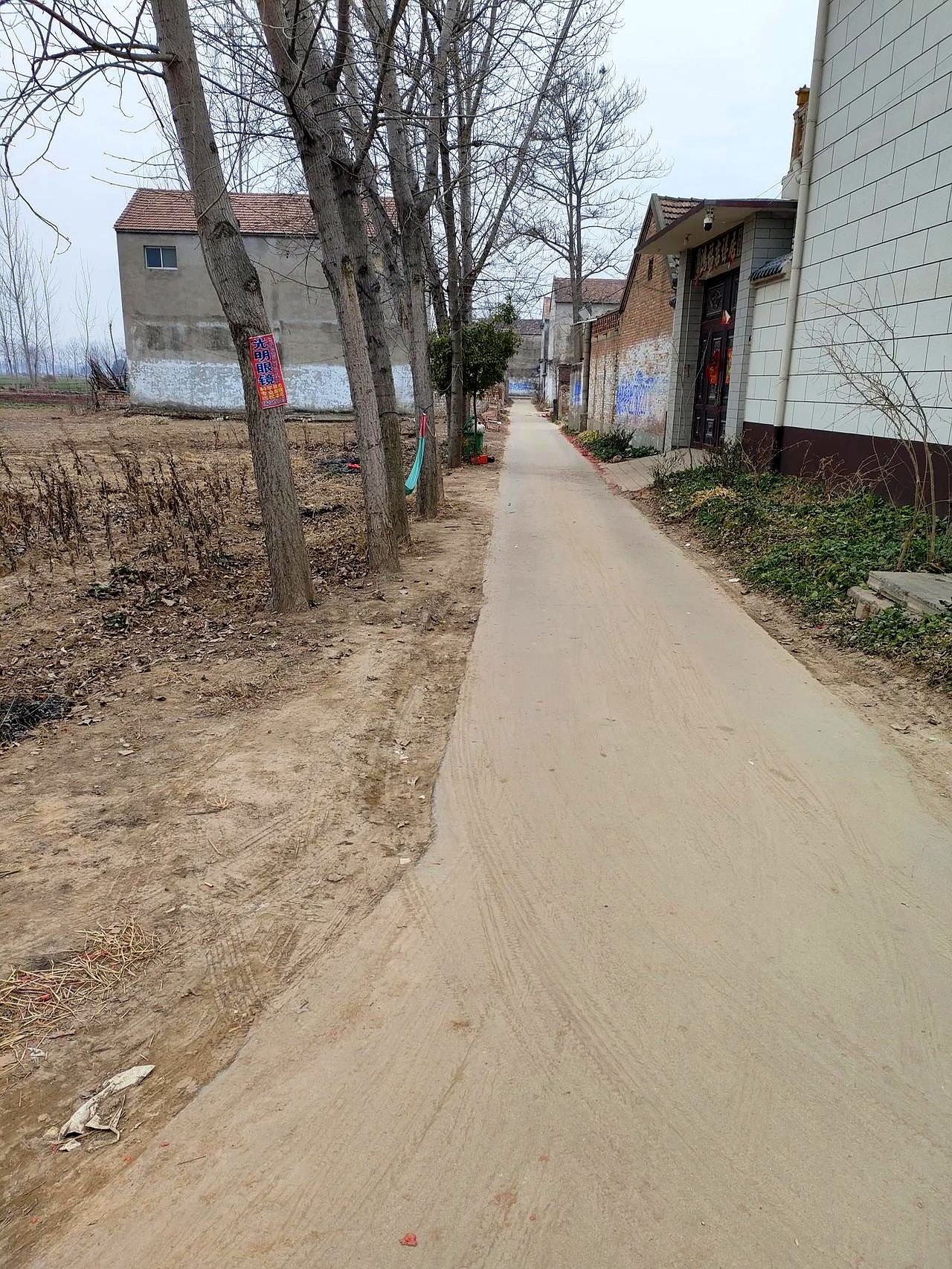 一个人影,家家户户都关着大门,就连乡村道路上几乎也看不到人影和车辆