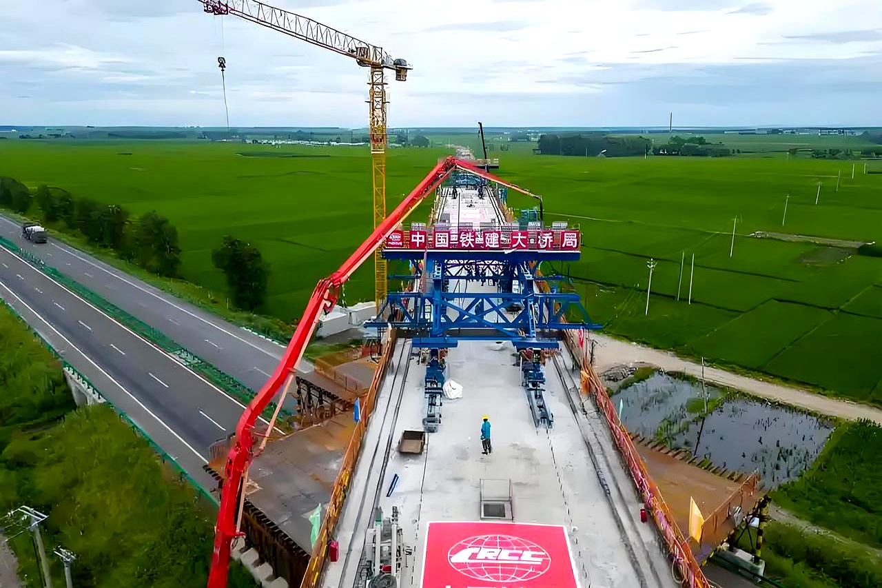 雄商高铁全线控制性工程阳谷特大桥跨三干渠连续梁