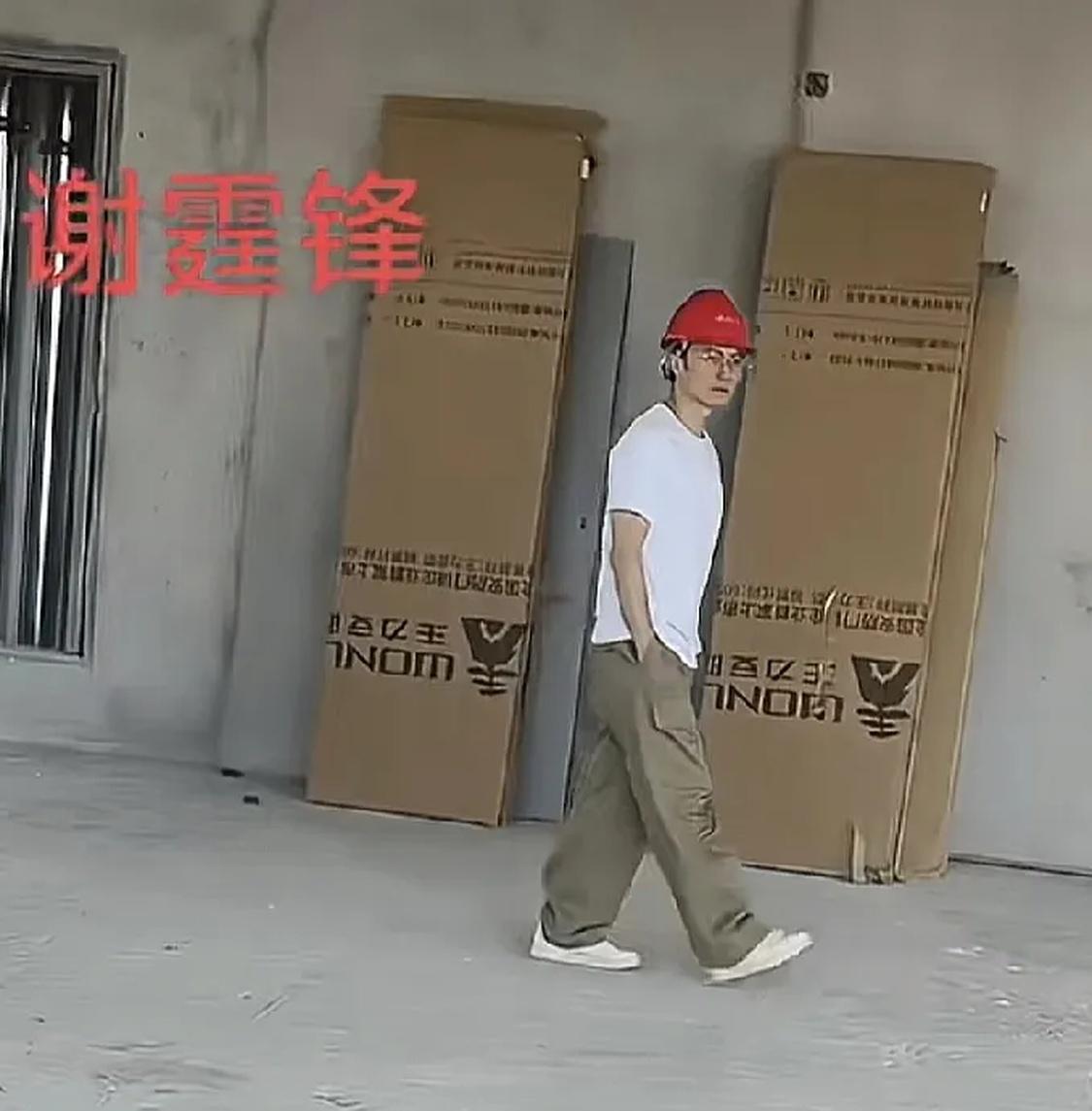 谢霆锋现身杭州的工地并且还和民工大姐亲切合影