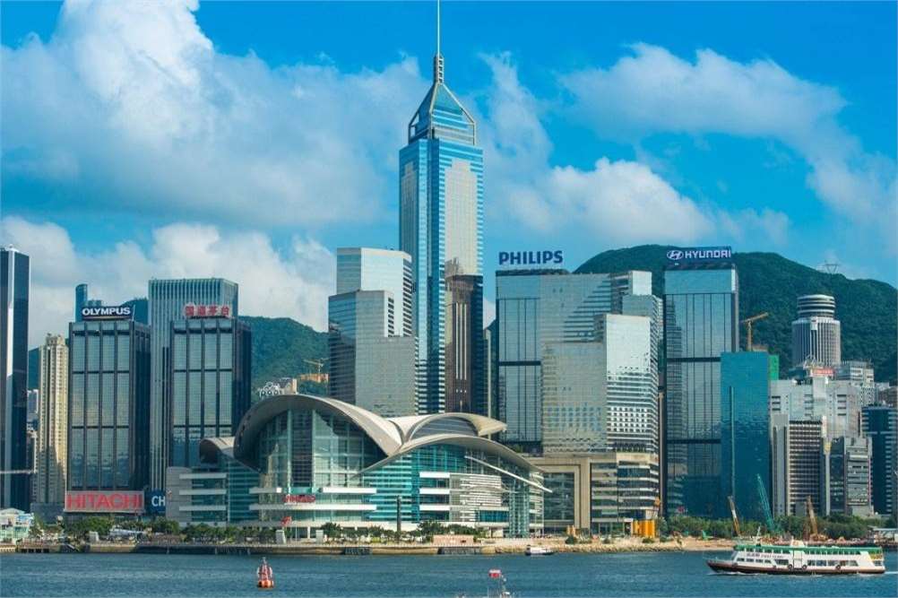 香港全体公务员冻薪 2月26日,香港特区政府财政司司长陈茂波在立法会